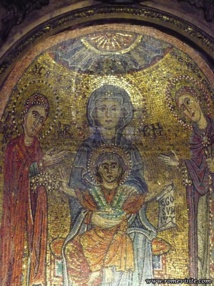 La Vierge Marie, entourée de Sainte Praxède, première Vierge Consacrée liturgiquement selon Dom Guéranger, et sainte Prudentienne, sa soeur morte martyre au premier siècle. Basilique de Sainte Praxède, Rome