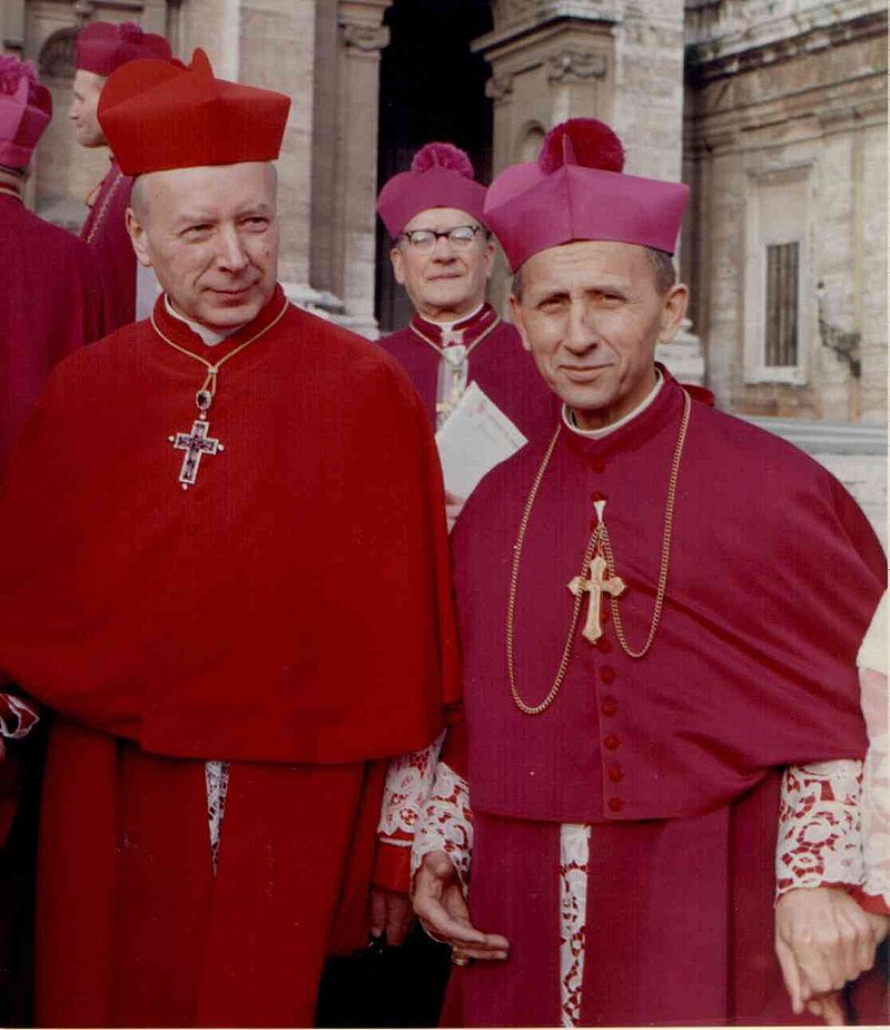 Le cardinal (en rouge). Photo de Roland von Bagratuni