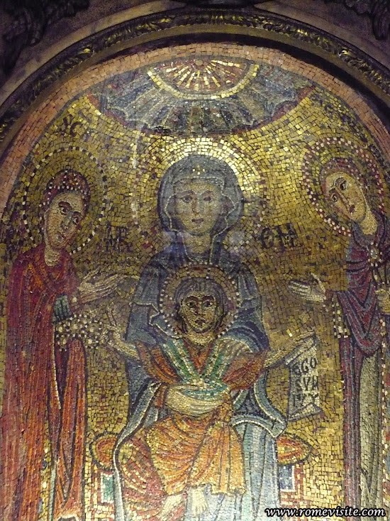 La Vierge Marie, entourée de Sainte Praxède, première Vierge Consacrée liturgiquement selon Dom Guéranger, et sainte Prudentienne, sa soeur morte martyre au premier siècle. Basilique de Sainte Praxède, Rome La Vierge Marie, entourée de Sainte Praxède, première Vierge Consacrée liturgiquement selon Dom Guéranger, et sainte Prudentienne, sa soeur morte martyre au premier siècle. Basilique de Sainte Praxède, Rome